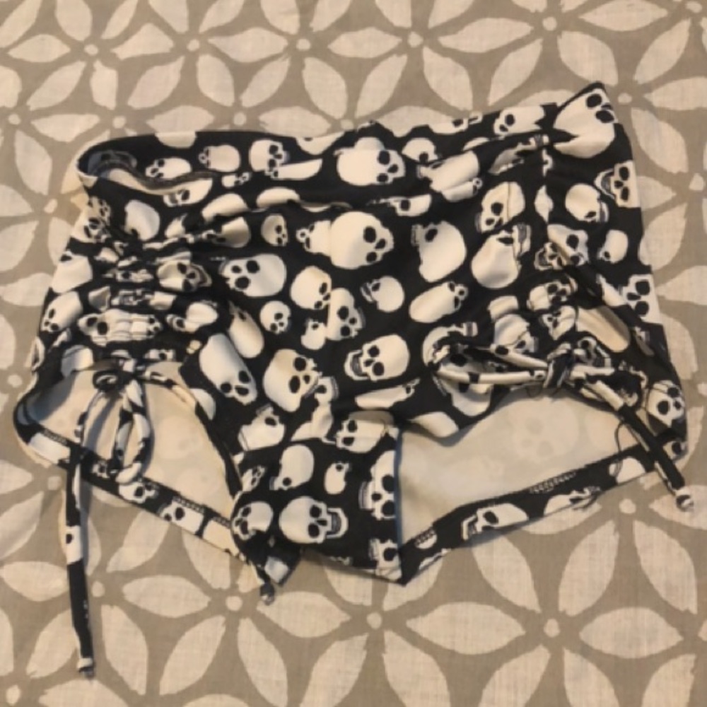 Onzie skull hot yoga shorts